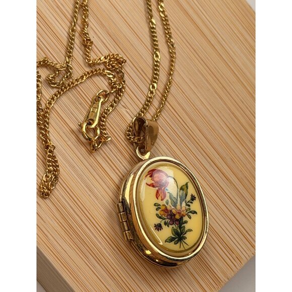 Vintage victorian style Gold-Tone Floral Oval Locket Necklace With Chain - Picture 1 of 12
